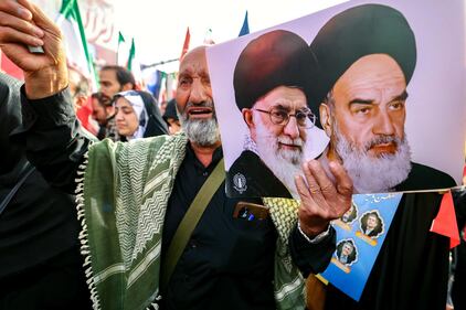 Teheran scende in piazza per i funerali dei "martiri" della guerra dei 12 giorni 12