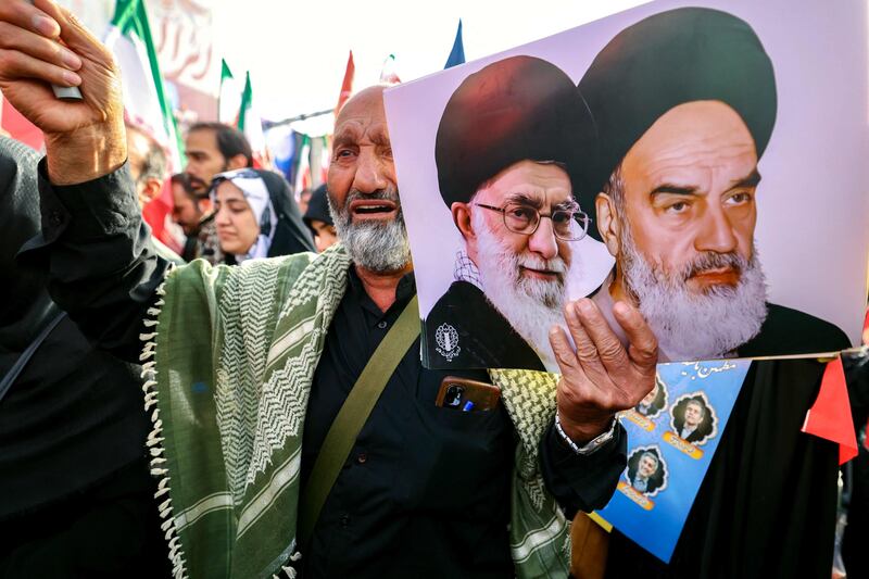 Teheran scende in piazza per i funerali dei "martiri" della guerra dei 12 giorni 12
