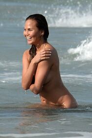 La modella Chrissy Teigen completamente nuda 12