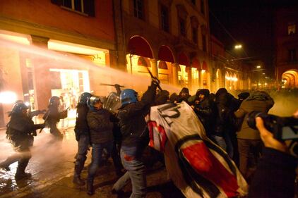 Bologna, scontri tra polizia e antagonisti 8