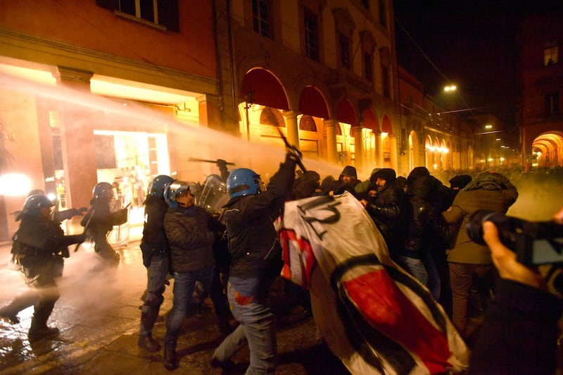 Bologna, scontri tra polizia e antagonisti 8