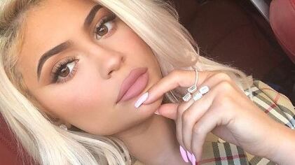 Kylie Jenner abbracciata a un uomo misterioso
