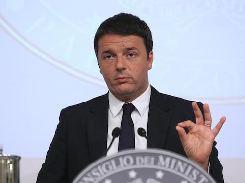 Renzi sfotte gli euroscettici: "So che per voi è difficile leggere più di due libri..."