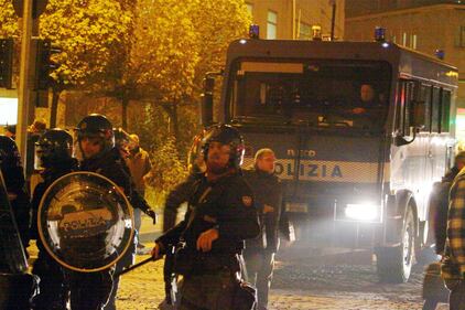 Scontri davanti a San Siro prima di Milan-Ajax 3