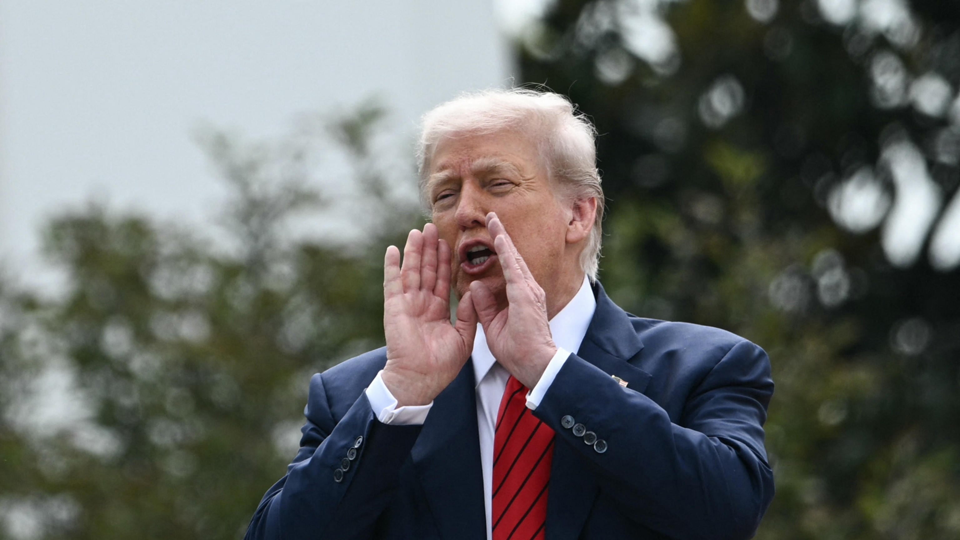 Trump alza la voce con l'Europa: "Dazi al 35% se non investe in Usa"