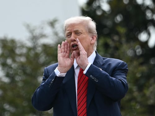 Trump alza la voce con l'Europa: "Dazi al 35% se non investe in Usa"