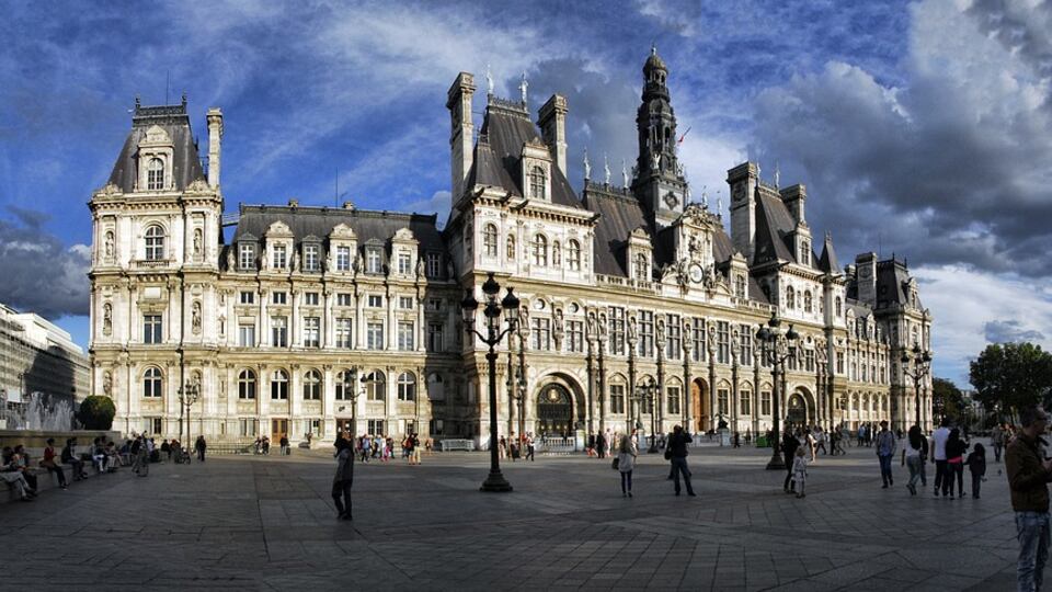 Parigi, la provocazione dei migranti: campo profughi davanti al municipio