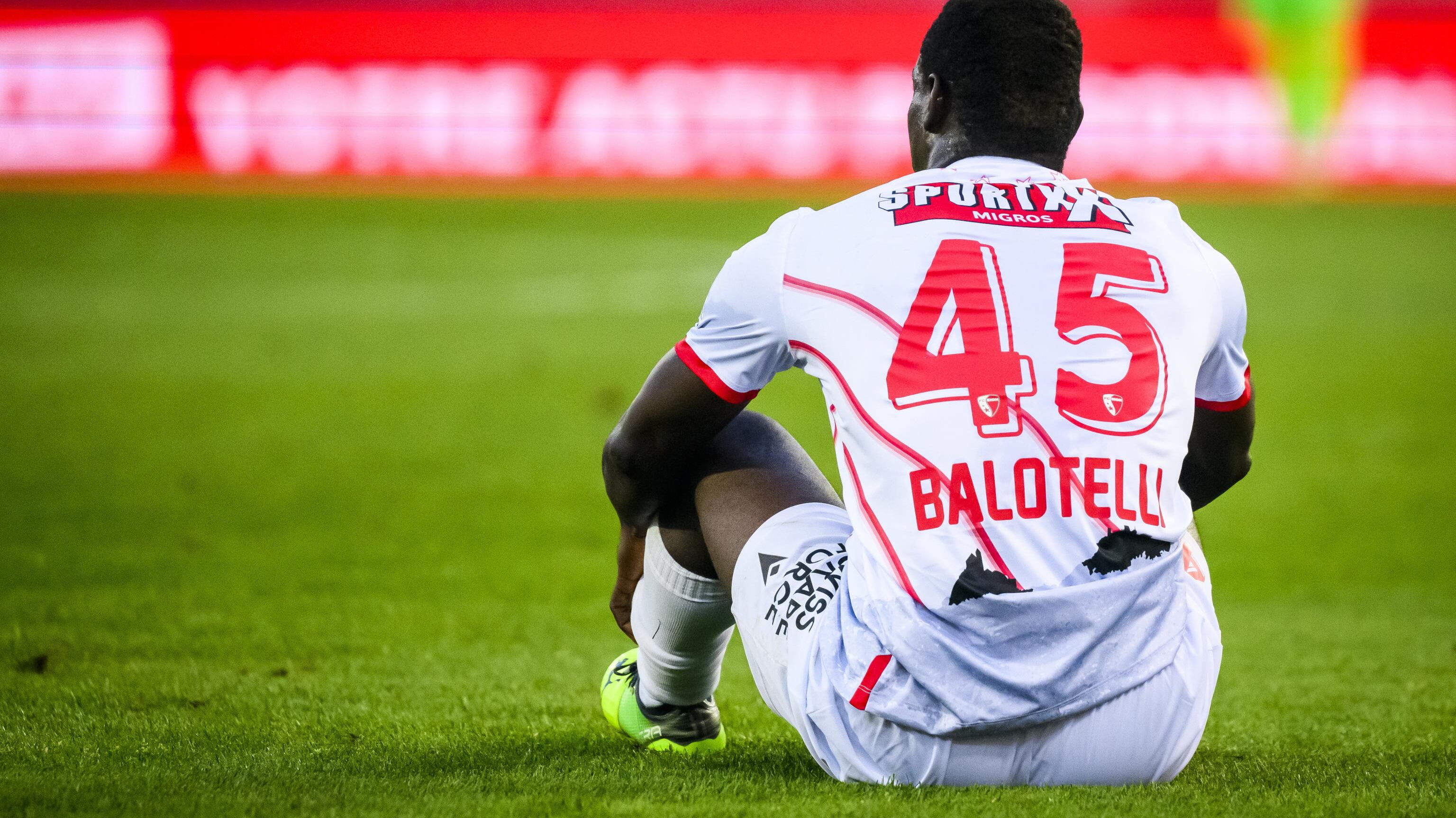 Balotelli, ma che combini? Pugno in faccia (per errore) al ds del Sion