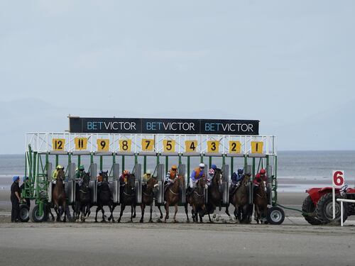 La corsa dei cavalli sulla spiaggia di Laytown