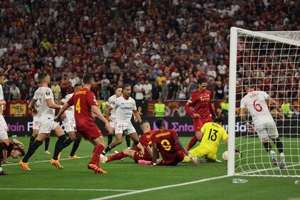 Europa League, la Roma cede al Siviglia dopo i calci di rigore: le immagini più belle 17