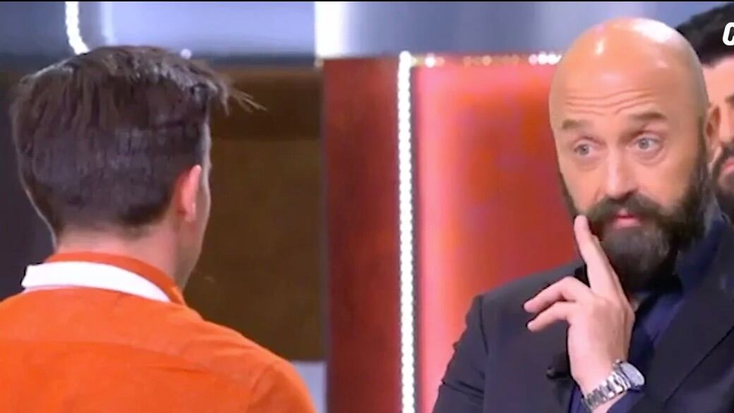 Il concorrente di Masterchef "sfotte" e Bastianich lo asfalta