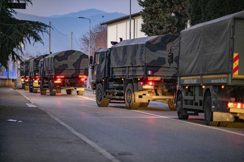 Per spostare le salme dal cimitero di Bergamo arriva l'esercito 3