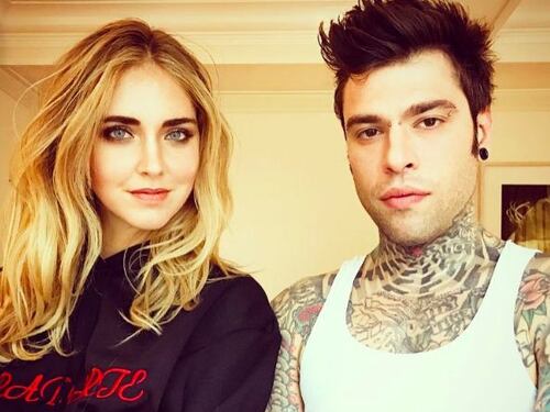 Ferragni a Fedez: "Portami in braccio" ma il rapper rimane in mutande
