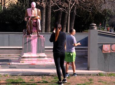 Statua di Indro Montanelli imbrattata1
