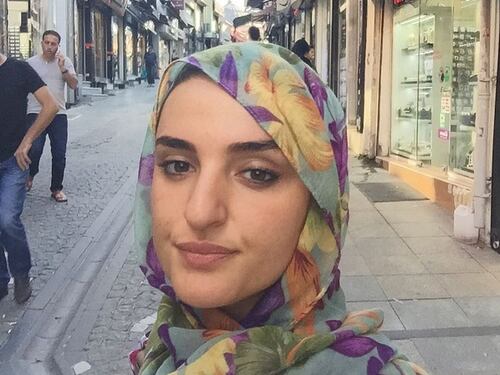 Arisa in vacanza a Istanbul: su Instagram la foto col velo