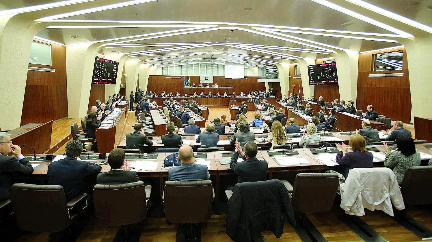 Stipendi dimezzati ai consiglieri