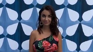 "Vieni via da quell'hotel": il kit benvenuto hot per Elettra Lamborghini fa ingelosire il fidanzato