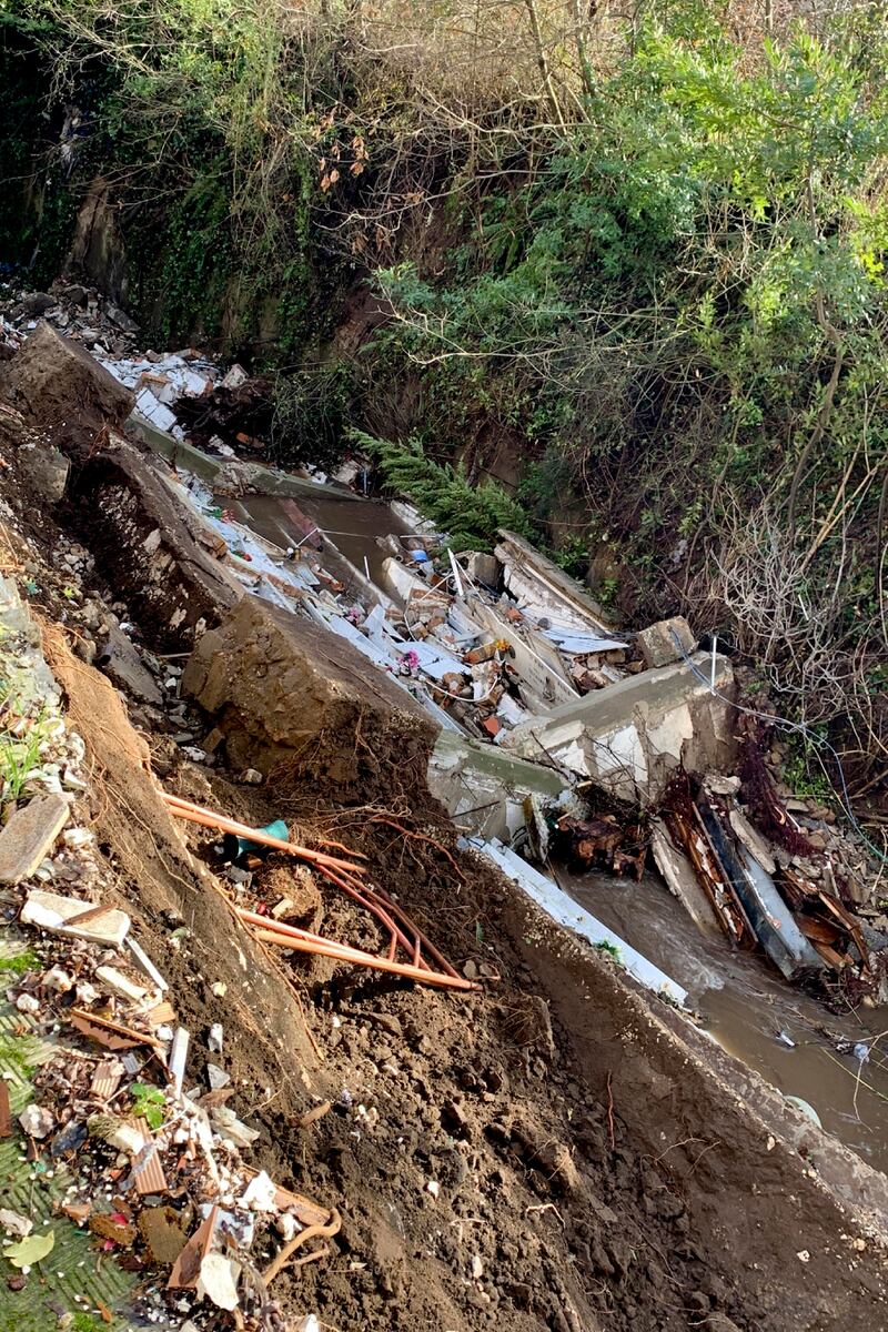 Il maltempo fra crollare un'ala del cimitero: le bare nel torrente 1