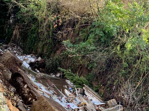 Il maltempo fra crollare un'ala del cimitero: le bare nel torrente