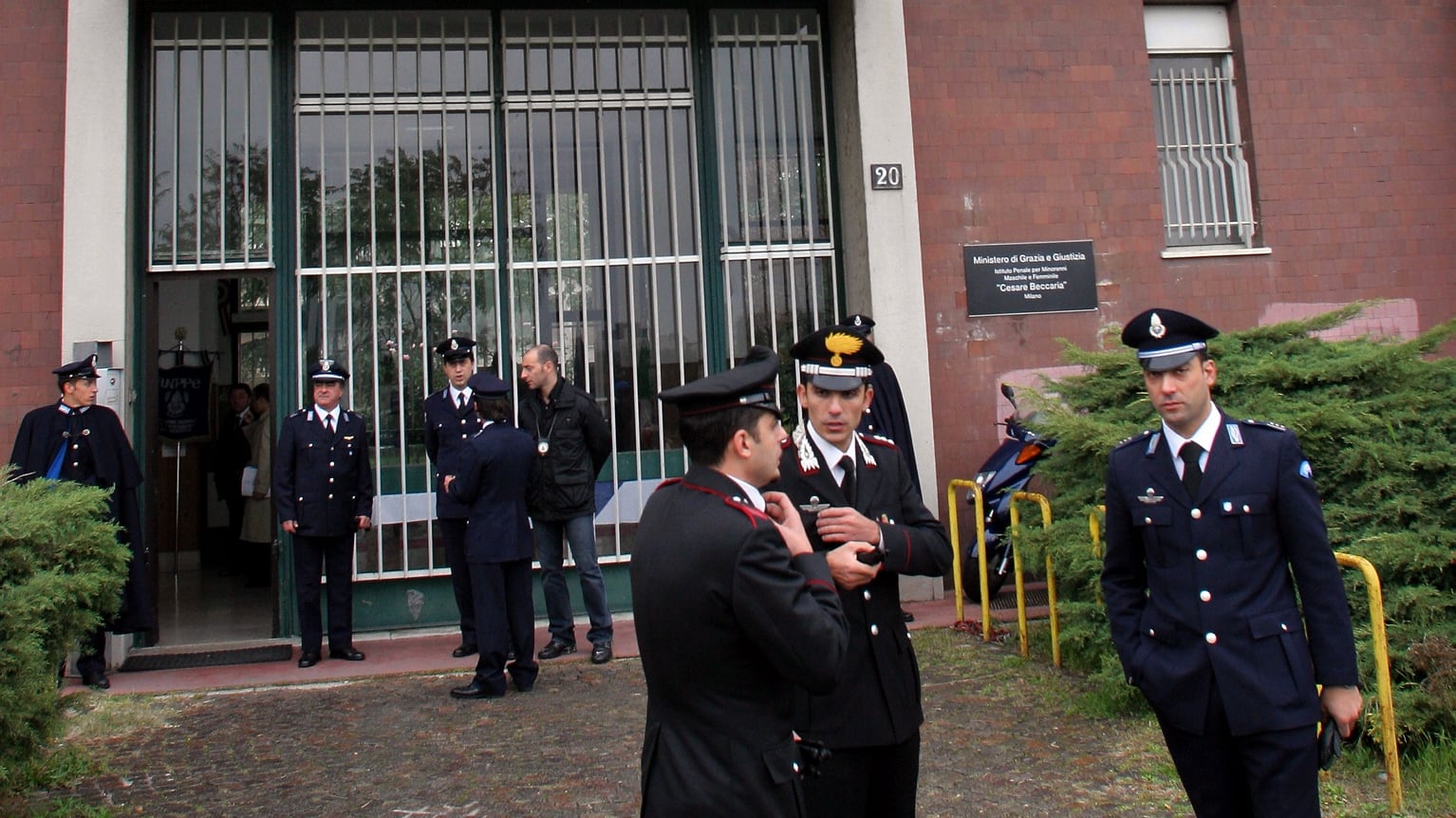 Carcere Beccaria, brucia materasso in cella: 3 agenti intossicati