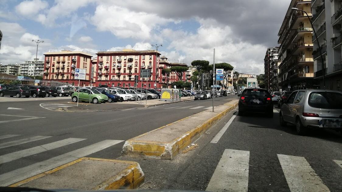 Falsi poliziotti rapinano due giovani: arrestati dagli agenti veri