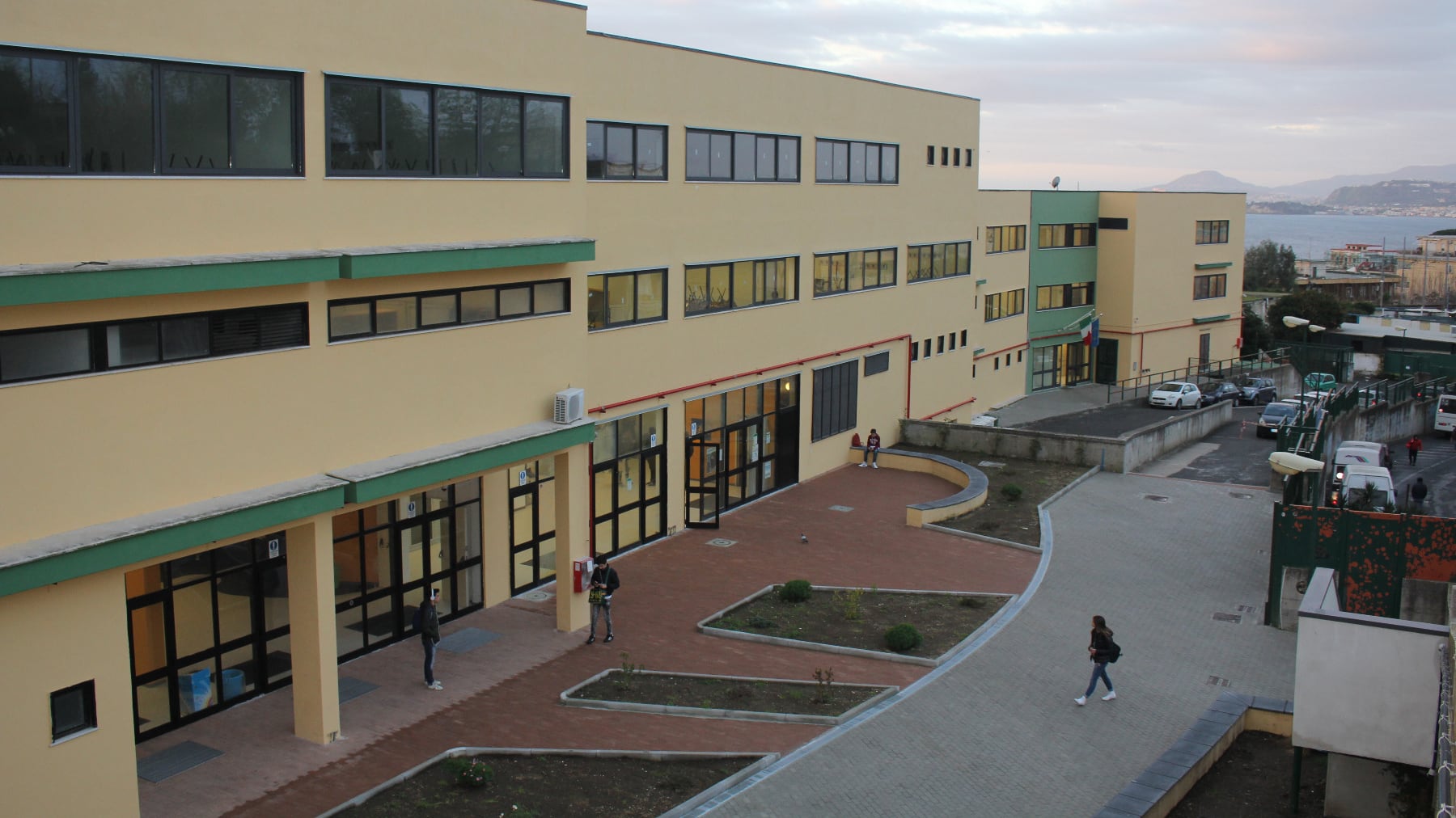 Quarto atto vandalico in due mesi: chiude la scuola di Pozzuoli