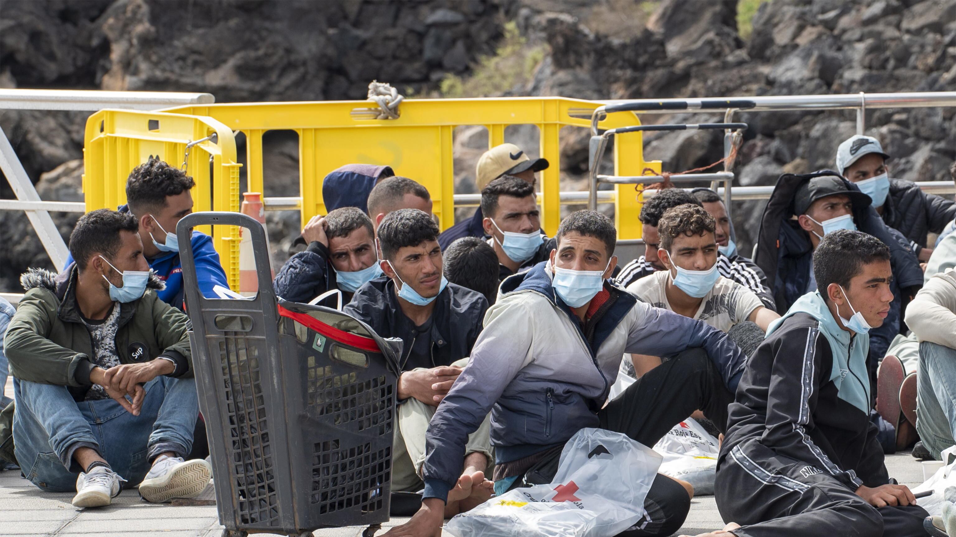 Oltre 700 migranti in 24 ore, la ong ne porta altri 300: hotspot al collasso