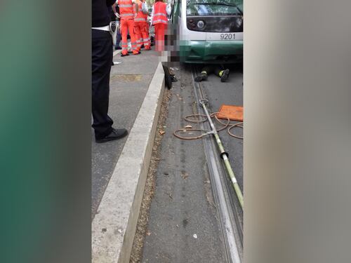 Roma, donna investita da un tram ai Parioli: estratta viva dai vigili del fuoco