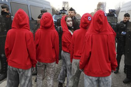 Gilet gialli, anche un gruppo di "Marianne" sfilano a Parigi 1