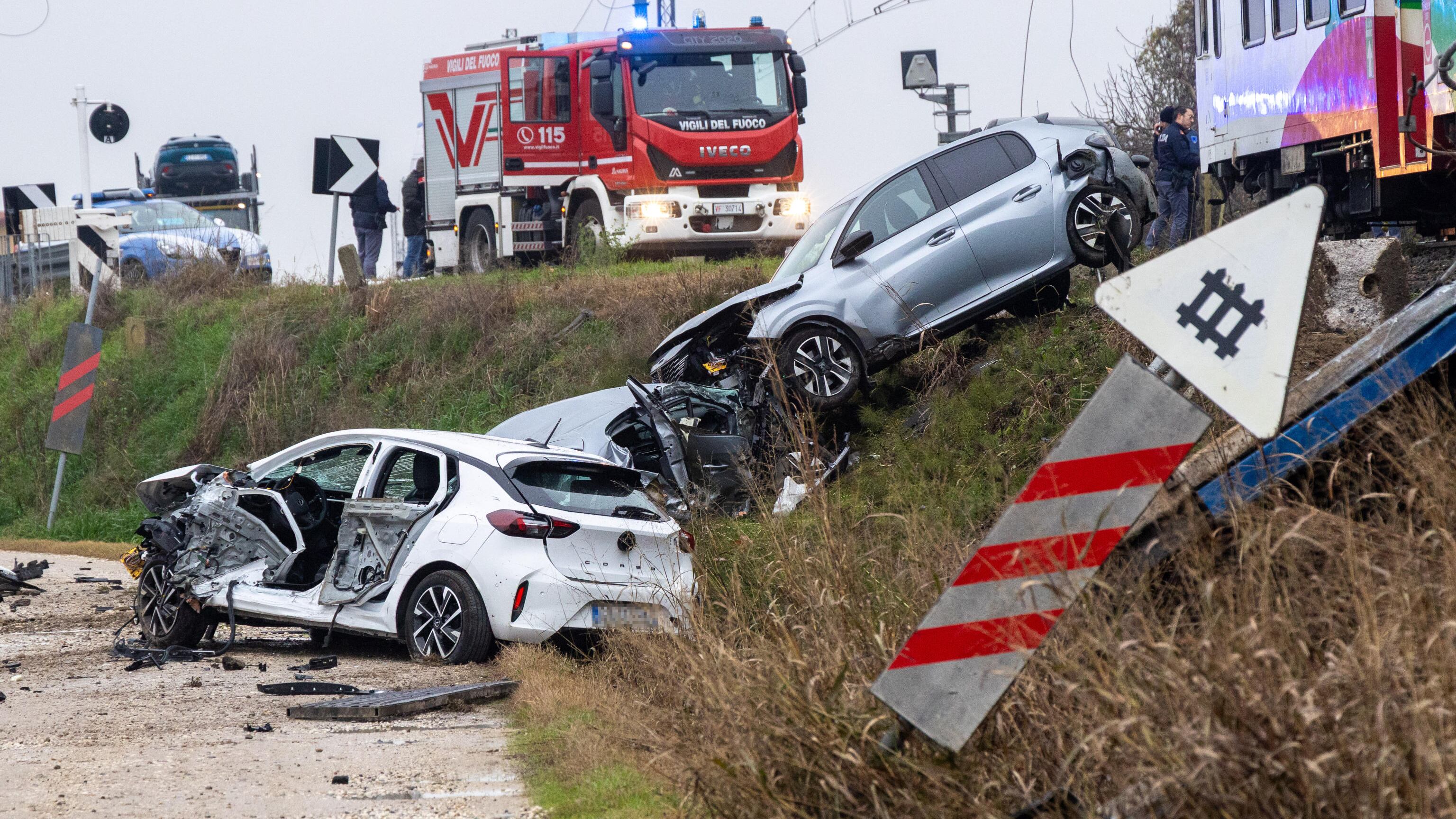 Incidente nel Ferrarese, camion bisarca si scontra con un treno: due feriti