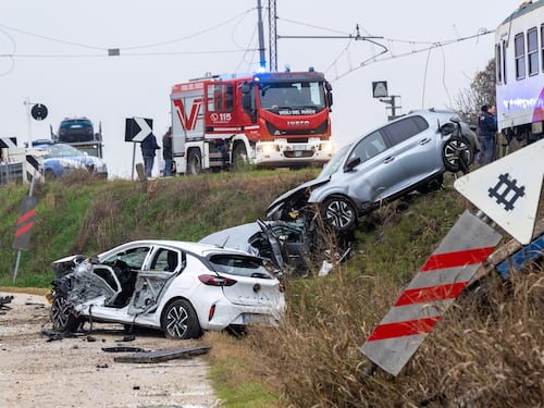Incidente nel Ferrarese, camion bisarca si scontra con un treno: due feriti