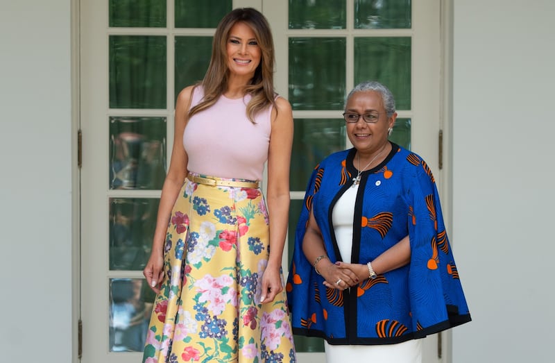 Melania Trump nell'orto con i tacchi: foto 4