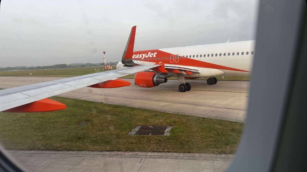 Le ali che si incrociano e la collisione: cos'è successo ai voli Easyjet prima del decollo
