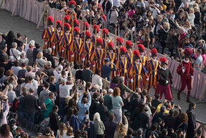 La folla a Piazza San Pietro per rendere omaggio alla salma di Papa Francesco 4