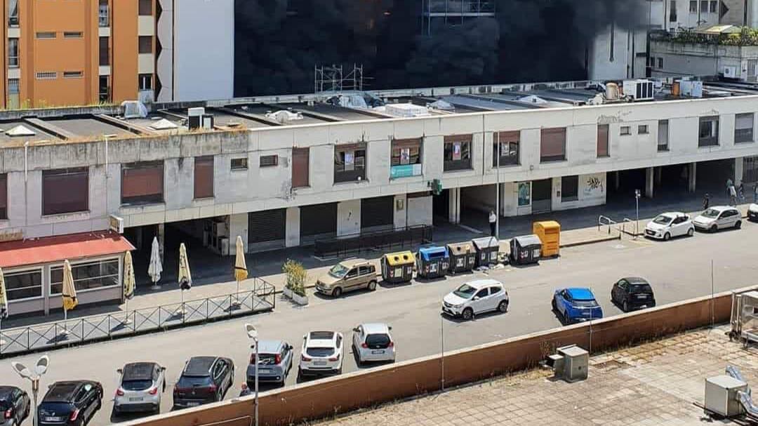Devastante incendio a Roma: un morto nel palazzo in fiamme