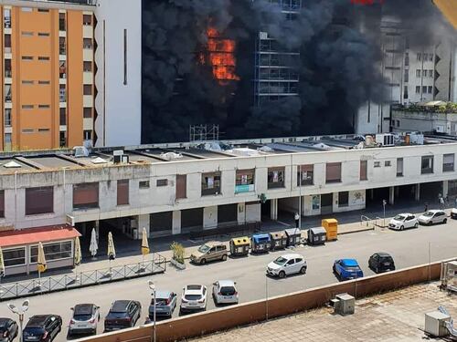 Devastante incendio a Roma: un morto nel palazzo in fiamme