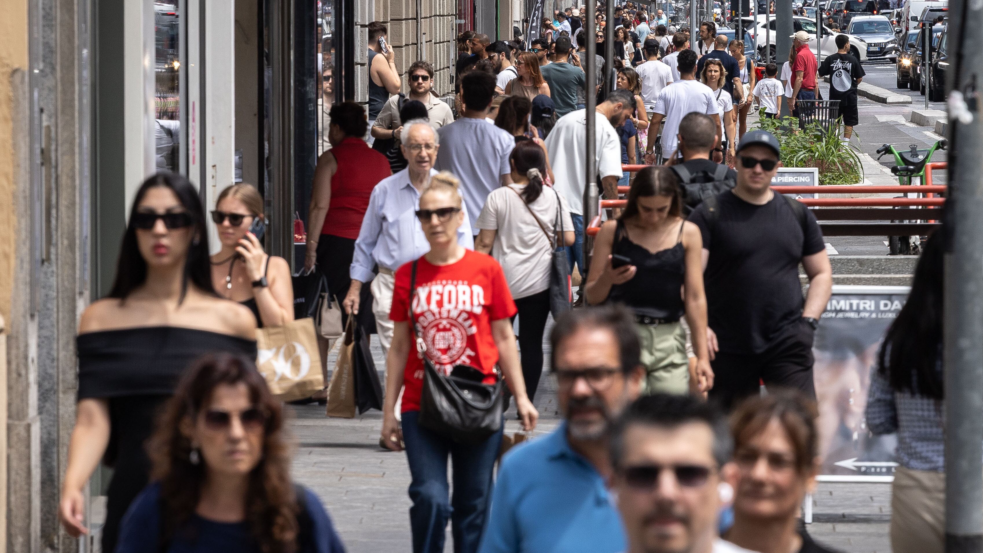 Con l’estate arrivano le occasioni: guida sociologica alla stagione degli acquisti
