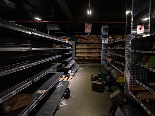 Prova a rubare le casse d’acqua e muore in un supermercato