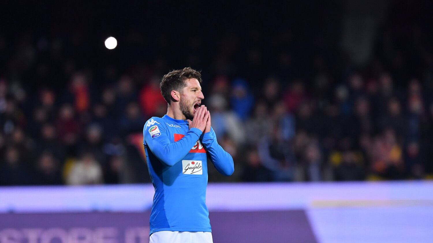 Mertens dal cuore d'oro: fa il pizzaiolo per i senzatetto di Napoli