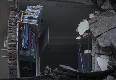Roma, crollano tre piani di un palazzo 11