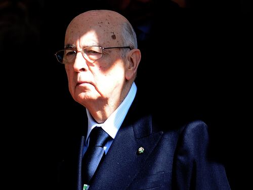 Napolitano resta sul trono e impone le larghe intese