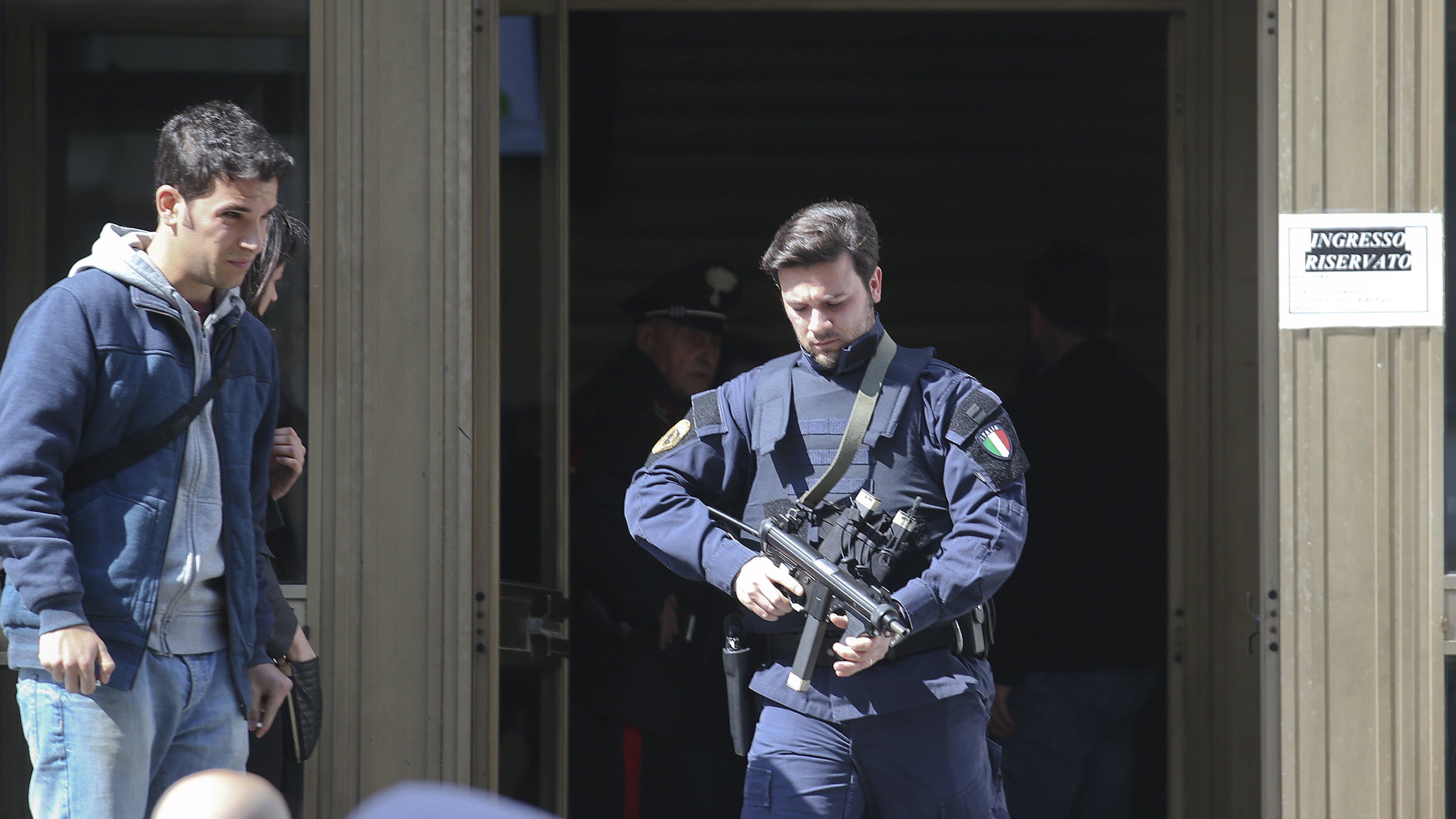 L'avvocato: "Si può aggirare il metal e introdurre un'arma"