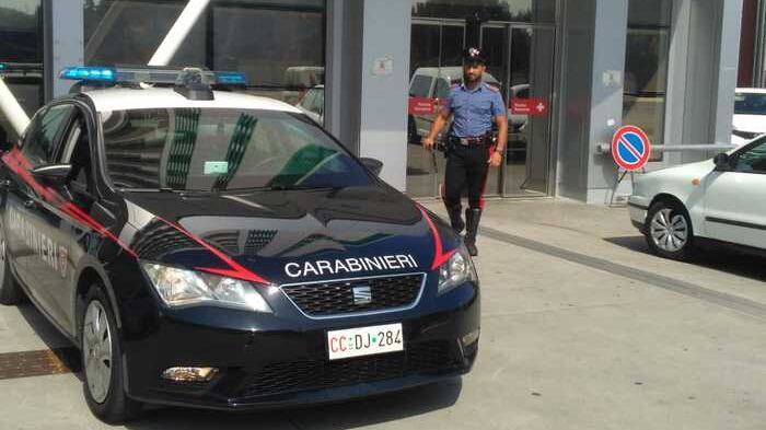 "Dacci subito dieci euro". E i tunisini lo accoltellano