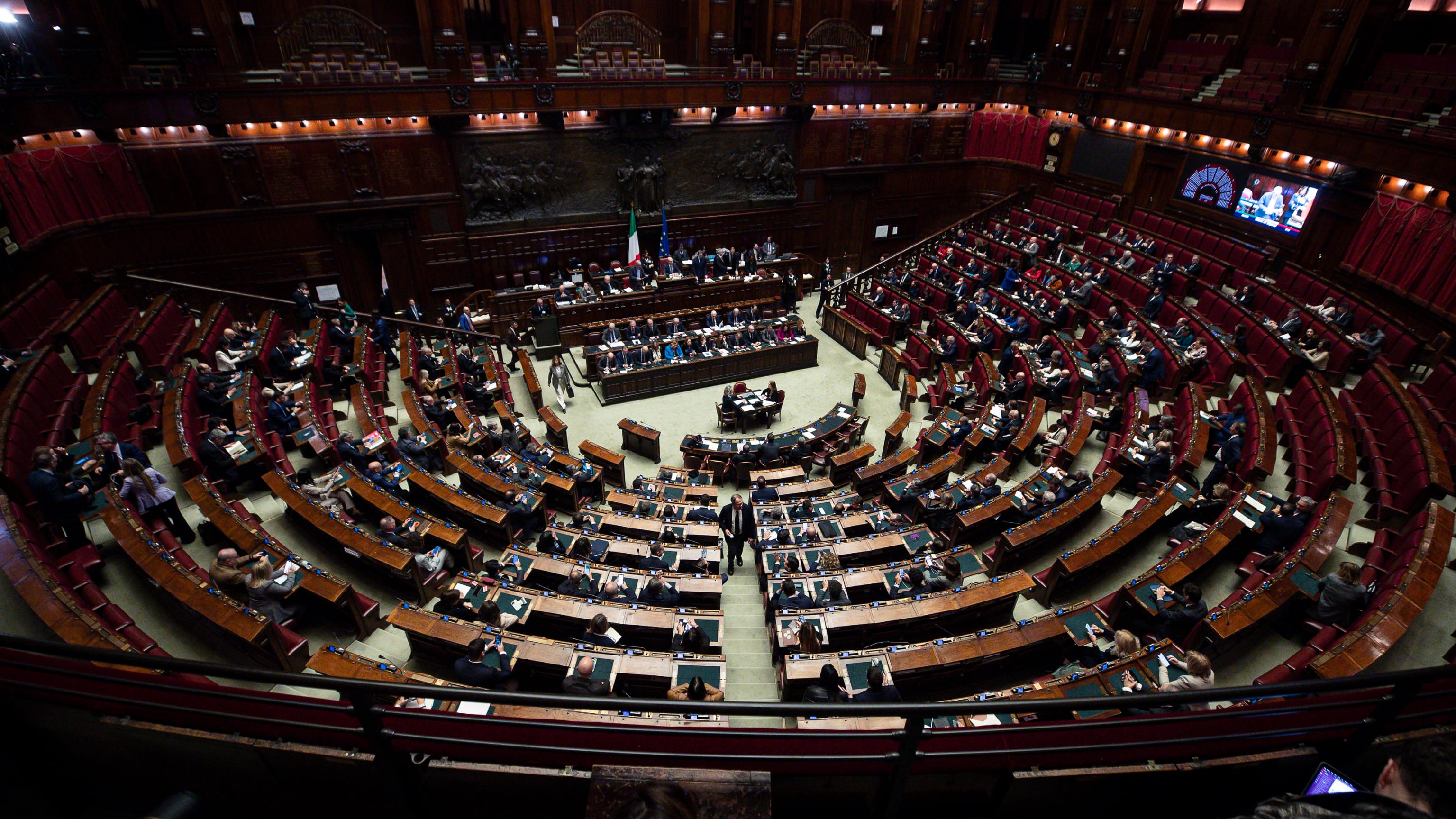 Le opposizioni (divise) attaccano il centrodestra: "Non menziona il ReArm"