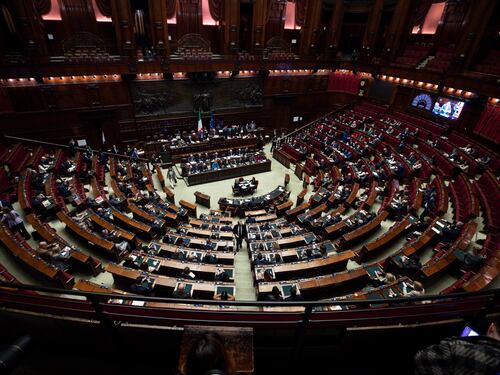 Le opposizioni (divise) attaccano il centrodestra: "Non menziona il ReArm"