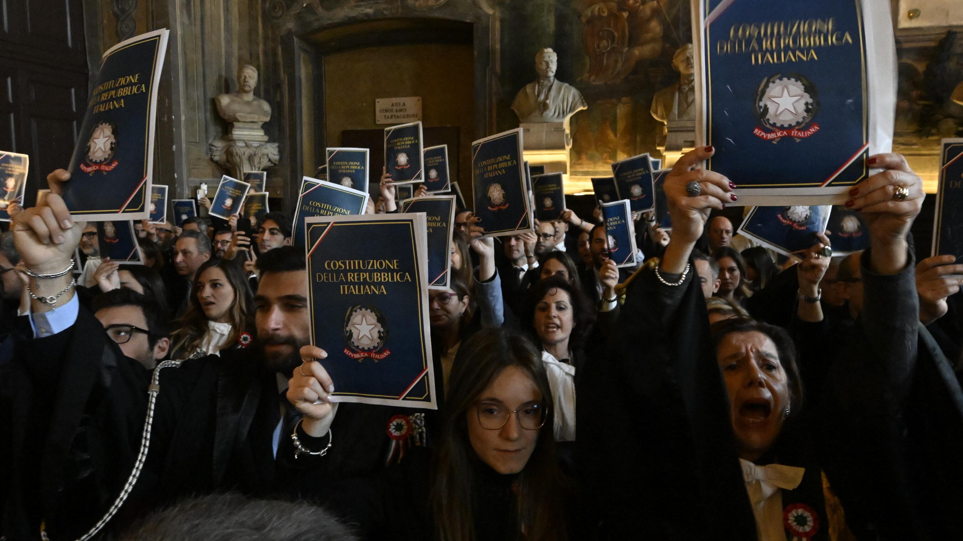 Le toghe mettono in scena la protesta contro Nordio e lasciano tutte le aule d'Italia