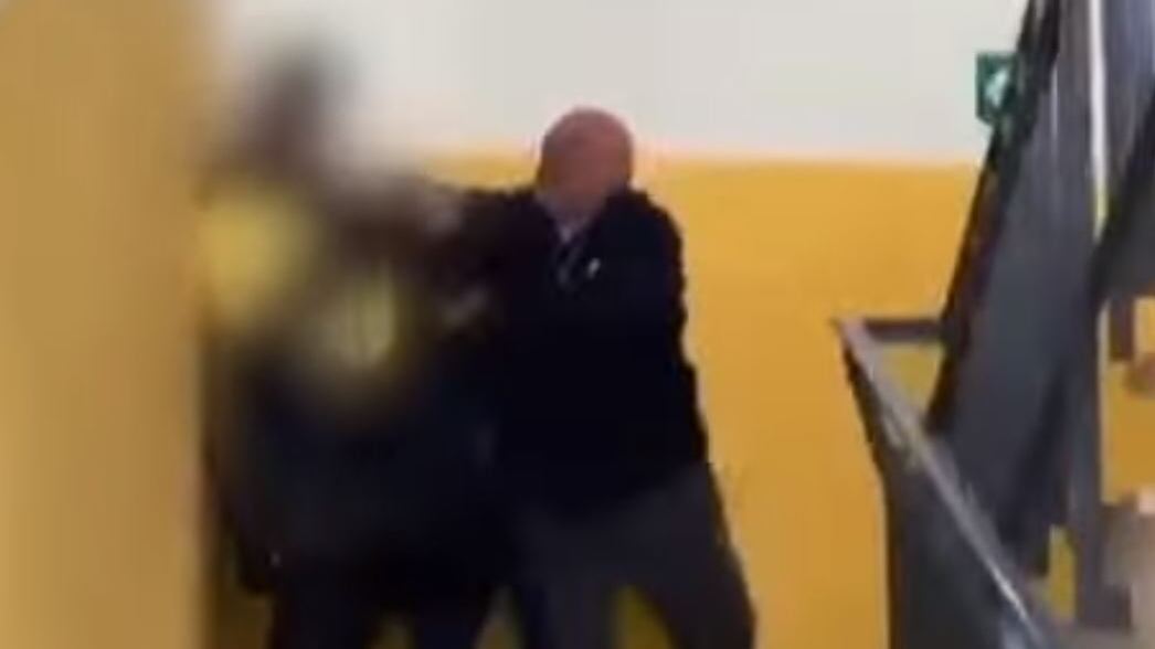 "Schiaffi a un alunno". Bidello perde il controllo in un liceo di Napoli