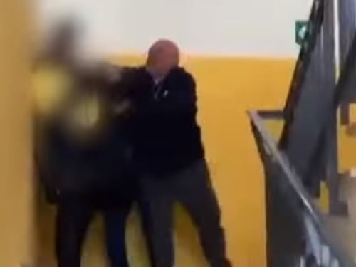 "Schiaffi a un alunno". Bidello perde il controllo in un liceo di Napoli