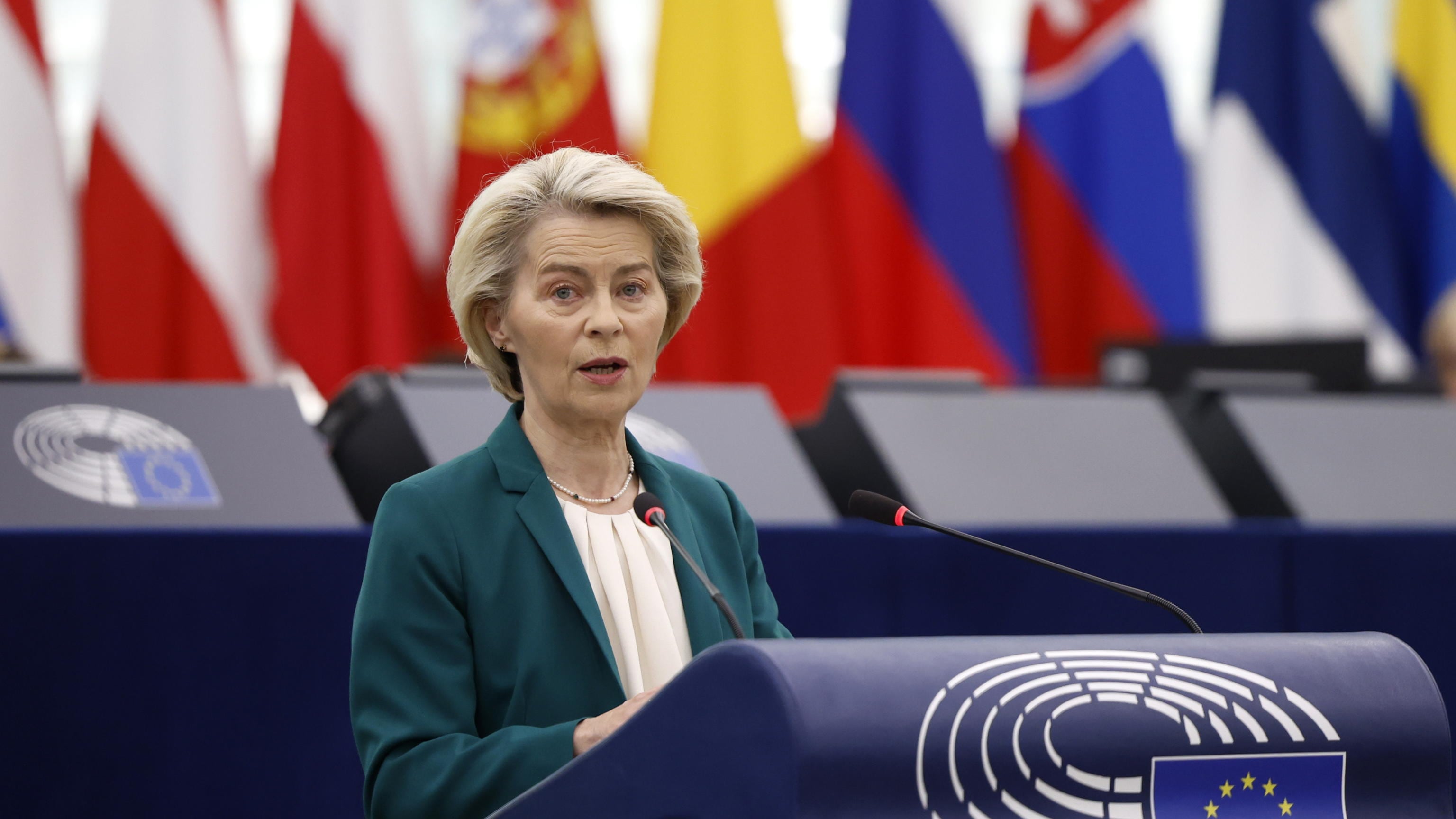 Ma l'Ue sospende le contro-tariffe: no alle provocazioni, "l'accordo è vicino". E Meloni punta sulle esenzioni