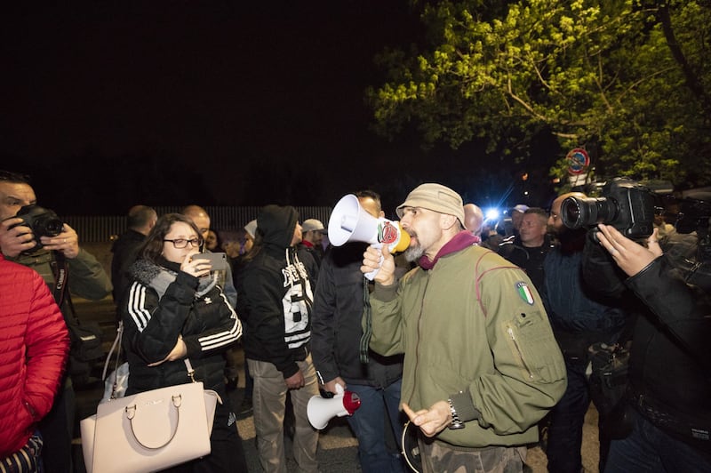 Roma, ira dei cittadini contro i rom: esplode la protesta 4